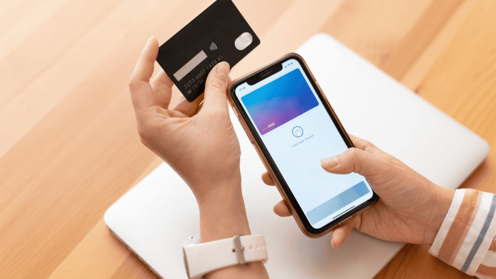 mulher segurando o celular enquanto adiciona o cartão em uma carteira digital