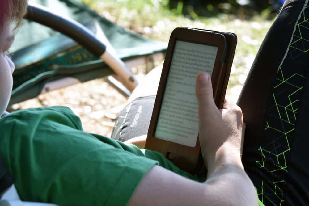 Criança usando um Kindle