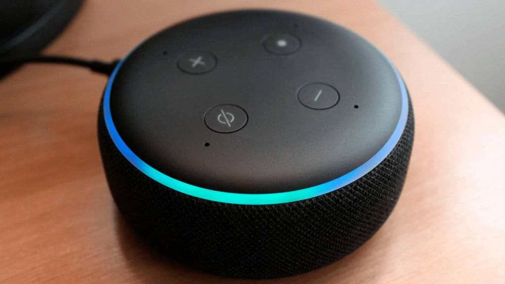 imagem mostra uma caixinha de som smart, mais especificamente uma echo dot da amazon