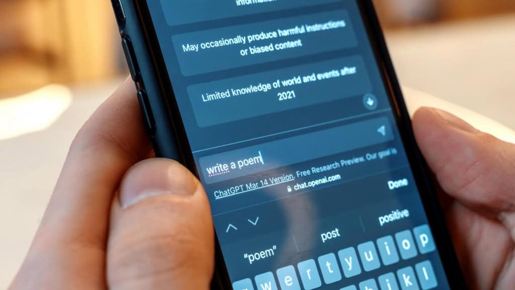 pessoa com o celular na mão utilizando chatgpt
