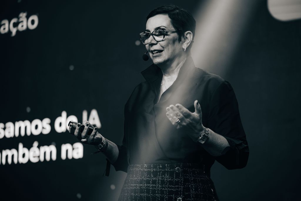 Tania Cosentino no palco do CRM Zummit