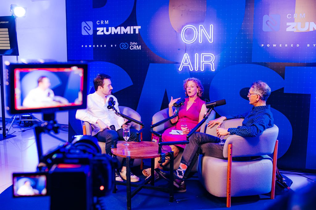 Palco da gravação de podcast no CRM Zummit com a especialista Donna Weber sendo entrevistada