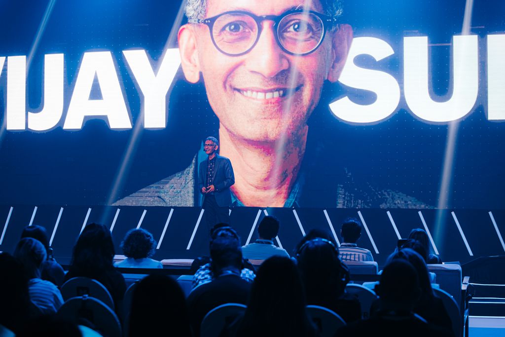 Vijay-Sundaram no palco do CRM Zummit 2025
