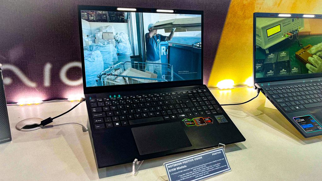 Imagem da fábrica da Positivo