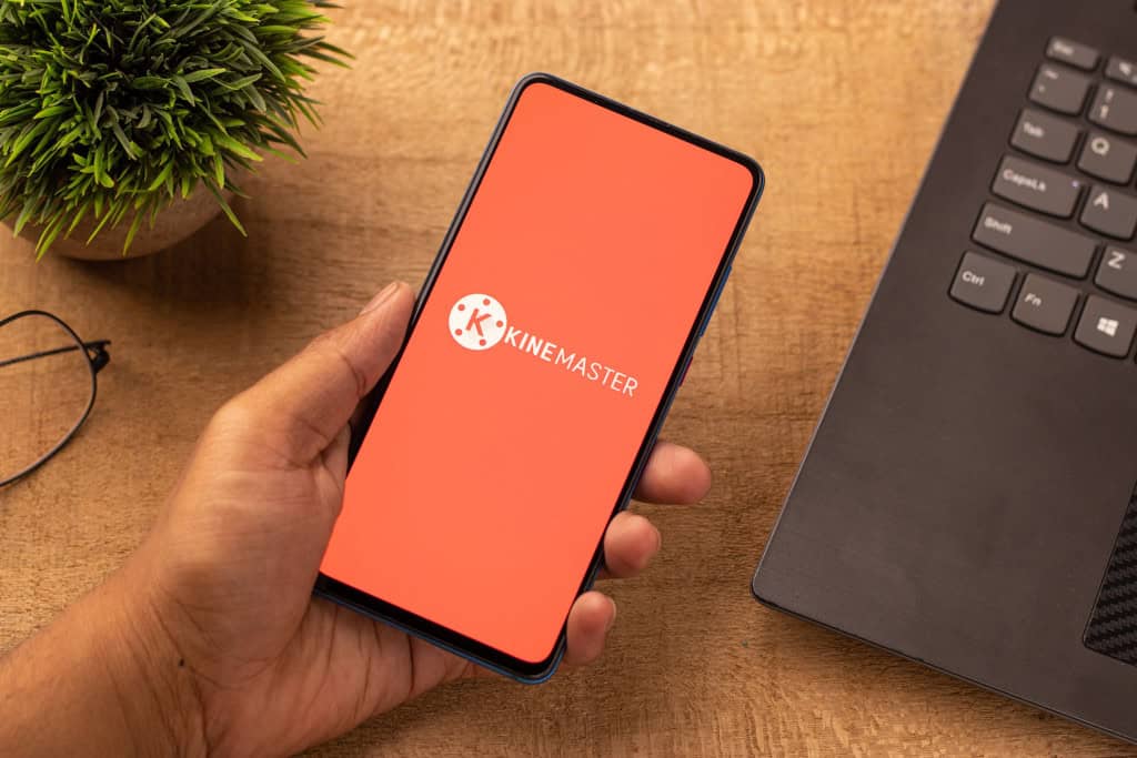 Imagem mostra logotipo do app KineMaster na tela de telefone