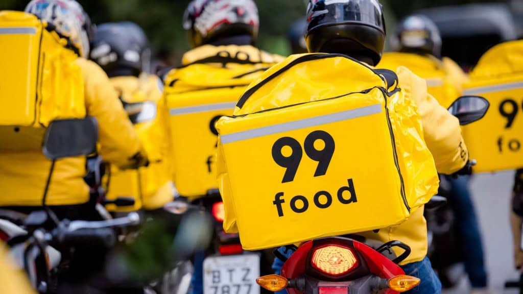 Frota de motoboys da 99Food na rua