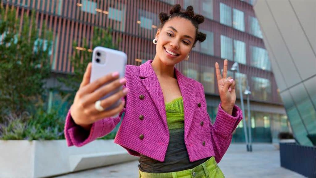 Moça tirando selfie na rua