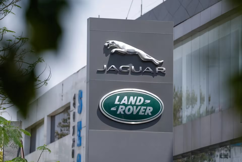A Jaguar Land Rover, empresa britânica de automóveis, teve as operações de fábricas paradas por ataque de ransomware este ano: Reino Unido é o país mais afetado por ataques do tipo no continente (Imagem: Economic Times/Brand Equity)
