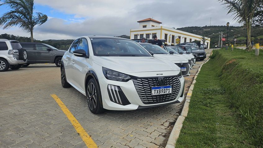Peugeot 208 e Peugeot 2008 Hybrid - Rally urbano