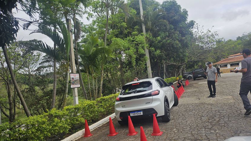 Peugeot 208 e Peugeot 2008 Hybrid - Rally urbano