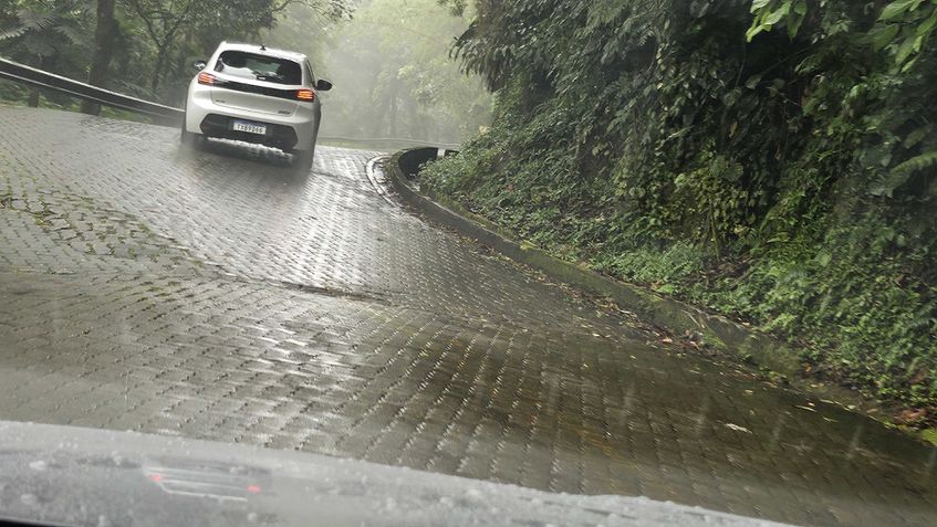 Peugeot 208 e Peugeot 2008 Hybrid - Rally urbano