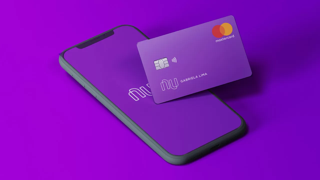 Cartão do Nubank em cima de um celular com o logo do Nubank