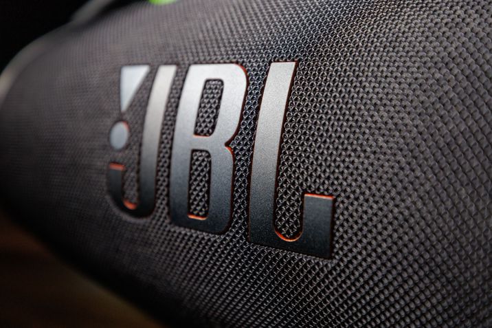 Boombox 3 detalhes logo