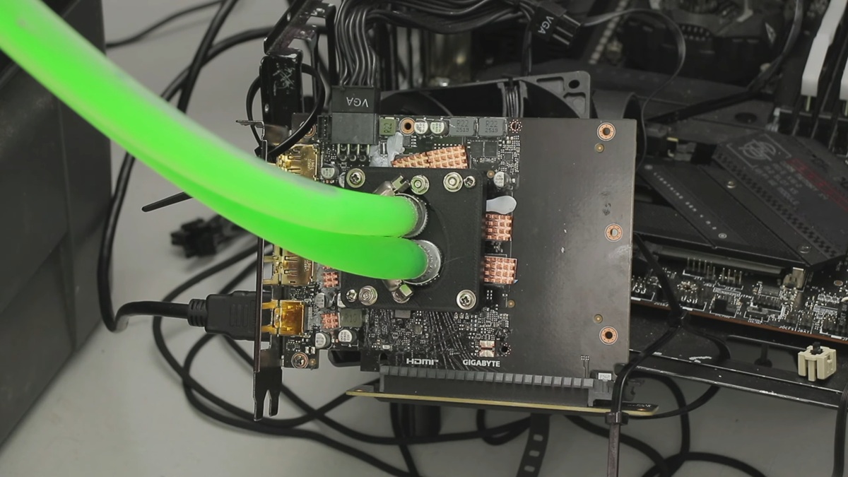 Overclocker usa freezer portátil para levar RTX 5050 a 3,5 GHz e quebrar recordes mundiais